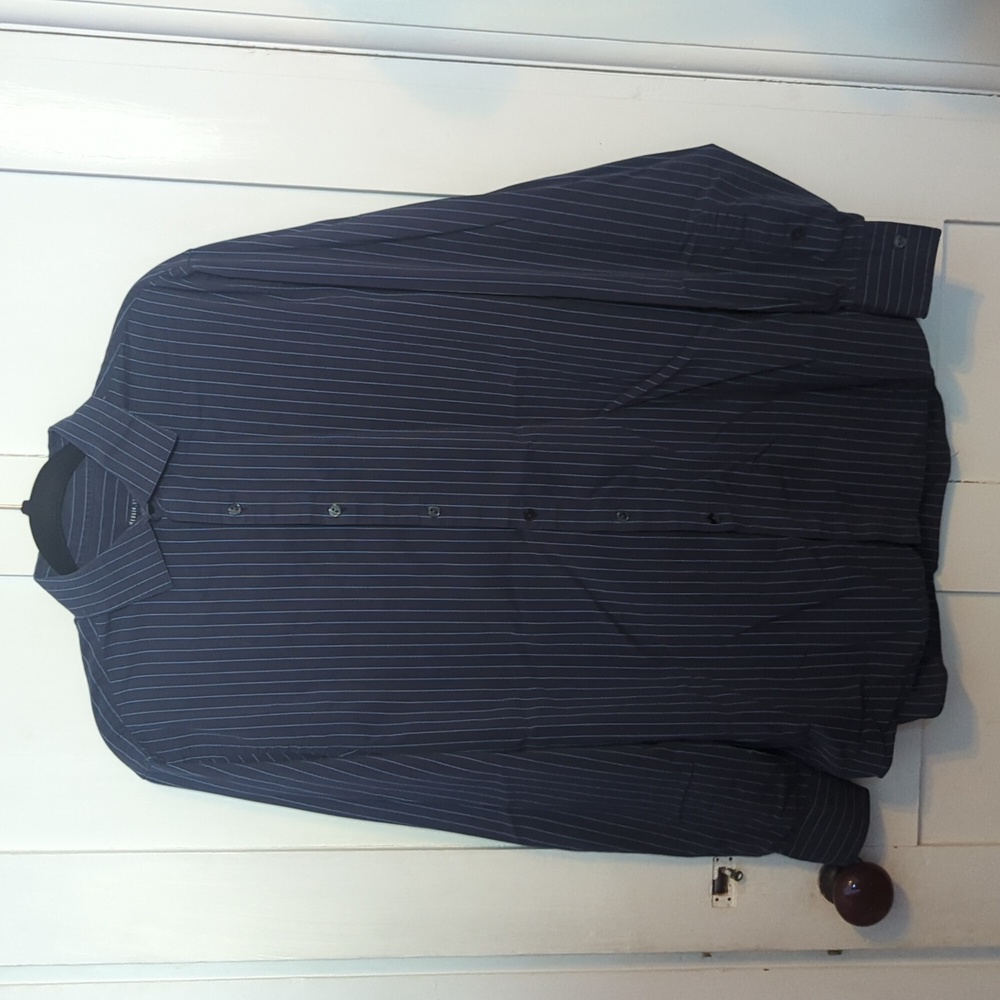 VanHeusen Studio men's slim fit long sleeve button up shirt. EUC.